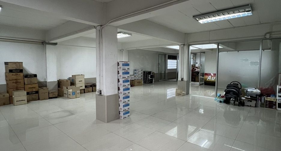 For rent 10 bedrooms townhouse in Bang Phlat, Bangkok