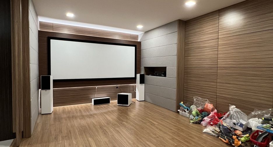 For rent 10 bedrooms townhouse in Bang Phlat, Bangkok