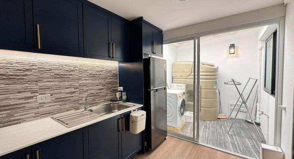 For rent 3 bedrooms townhouse in Prawet, Bangkok