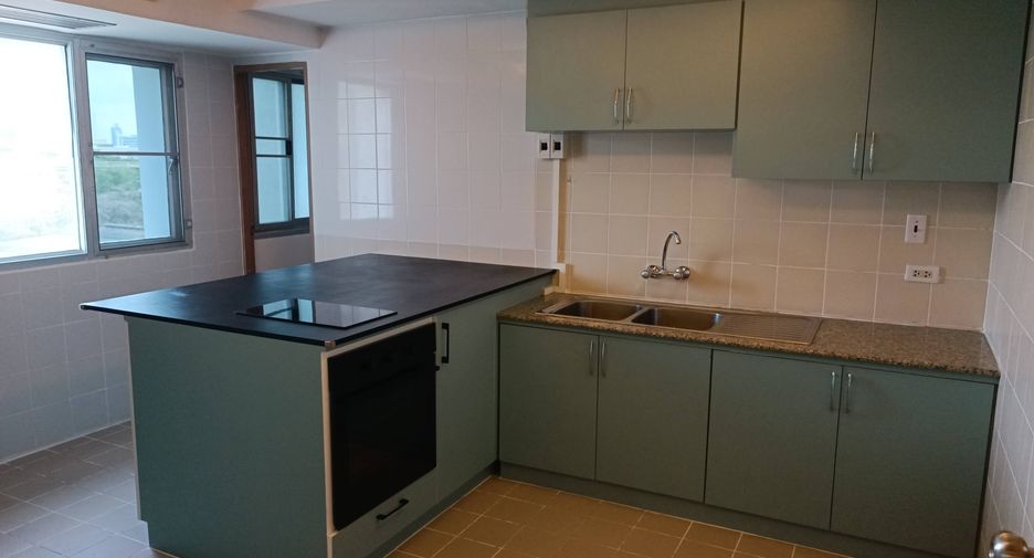 For rent 5 bedrooms condo in Yan Nawa, Bangkok