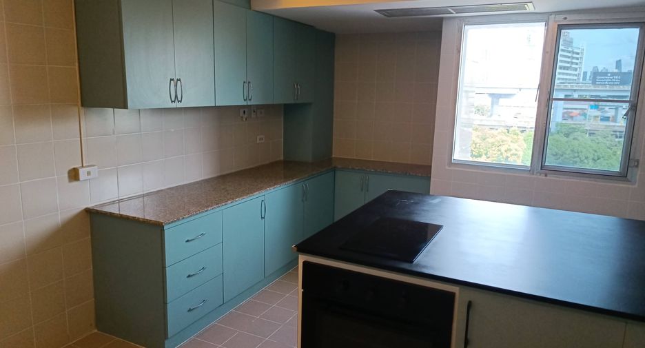 For rent 5 bedrooms condo in Yan Nawa, Bangkok
