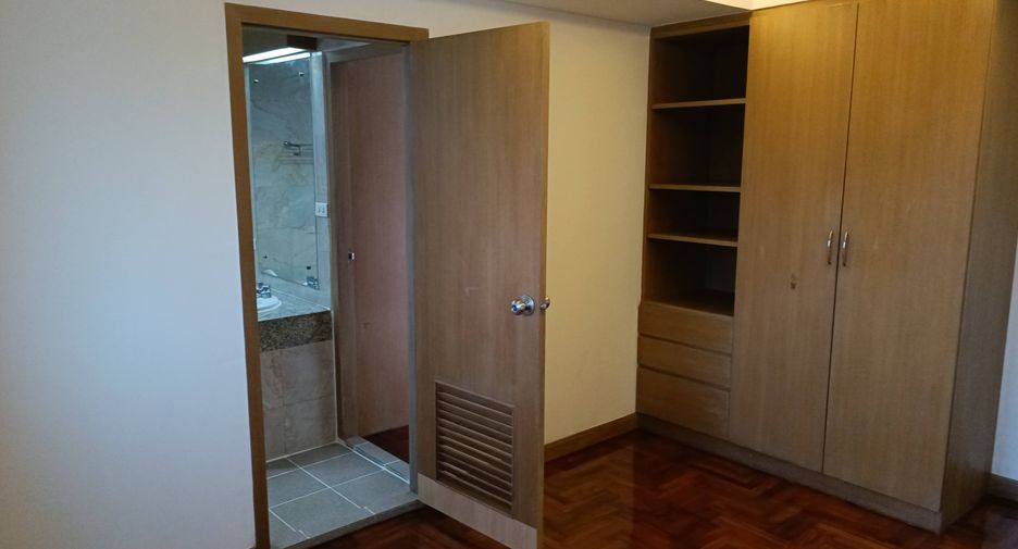 For rent 5 bedrooms condo in Yan Nawa, Bangkok