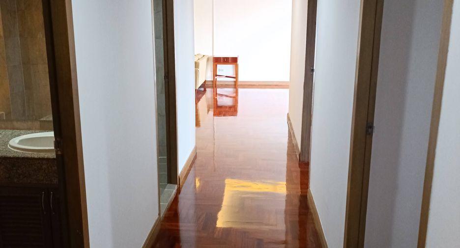 For rent 5 bedrooms condo in Yan Nawa, Bangkok