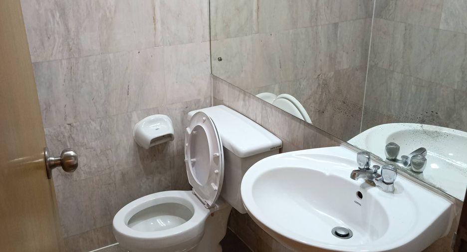 For rent 5 bedrooms condo in Yan Nawa, Bangkok