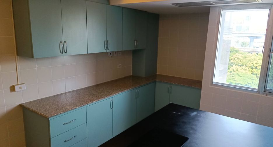 For rent 5 bedrooms condo in Yan Nawa, Bangkok
