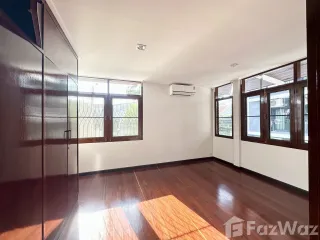 Casa en alquiler de 4 habitaciones en Phra Khanong, Bangkok