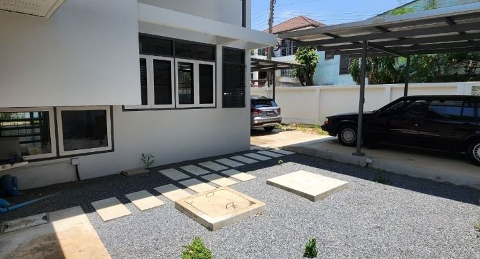 For rent 4 bedrooms house in Phra Khanong, Bangkok