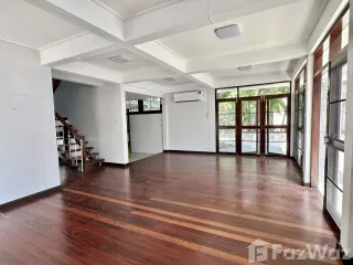 Casa en alquiler de 4 habitaciones en Phra Khanong, Bangkok
