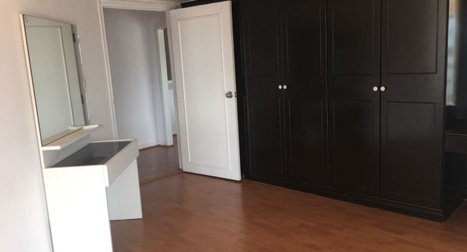 For rent 3 bedrooms condo in Watthana, Bangkok
