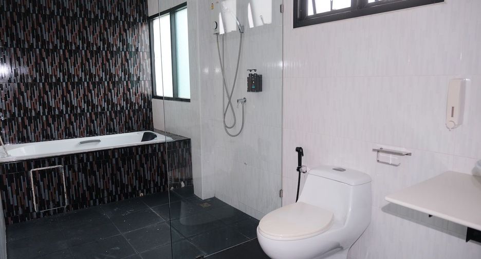 For rent 6 bedrooms house in Bang Na, Bangkok