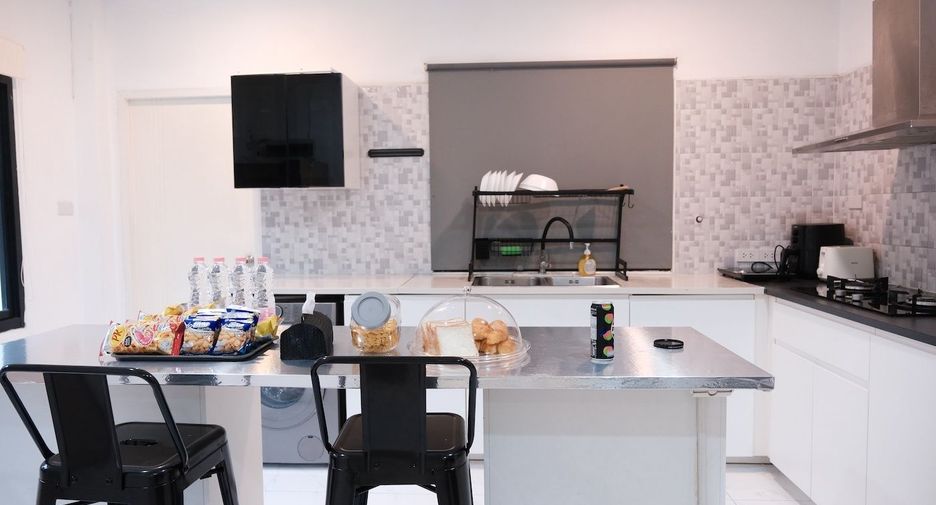 For rent 6 bedrooms house in Bang Na, Bangkok
