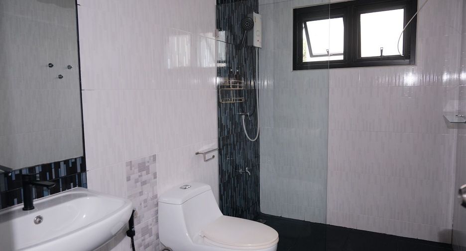 For rent 6 bedrooms house in Bang Na, Bangkok