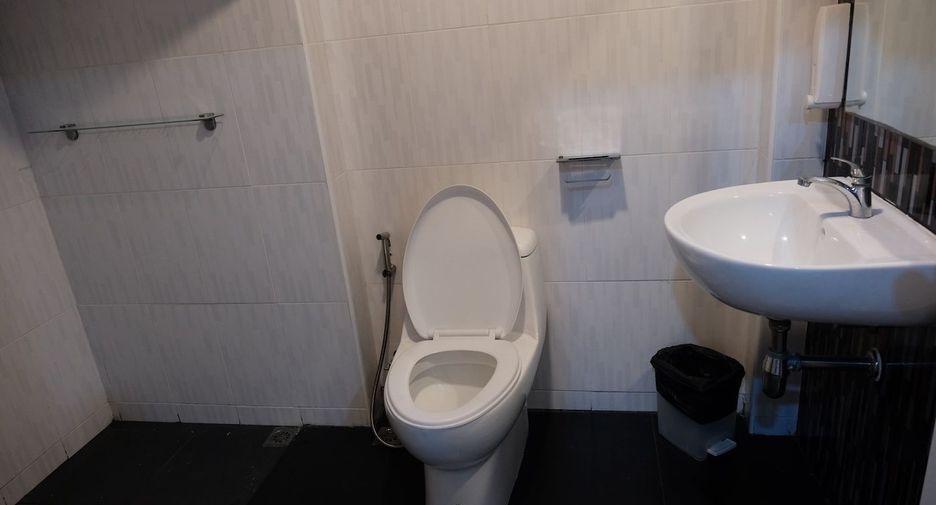 For rent 6 bedrooms house in Bang Na, Bangkok