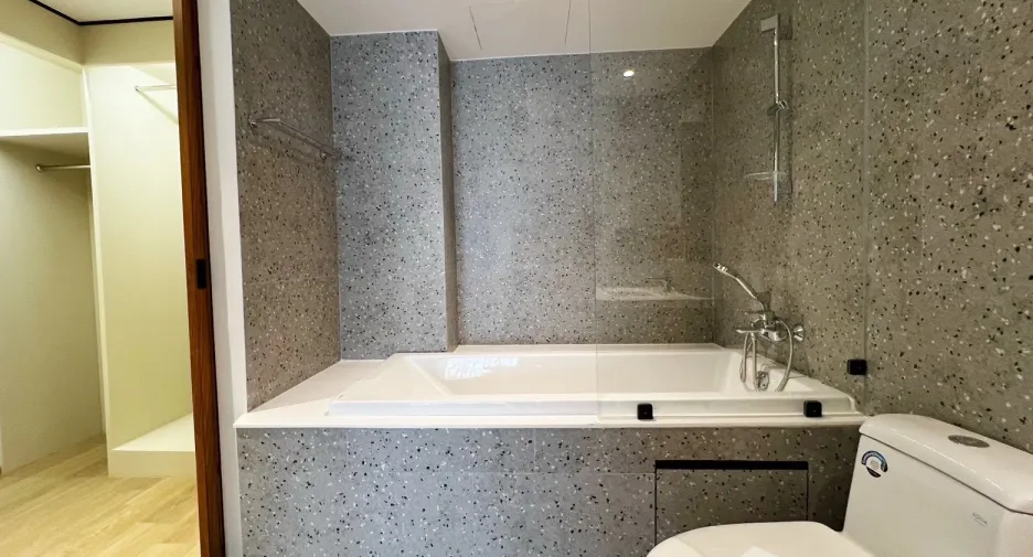 For rent 2 bedrooms condo in Watthana, Bangkok