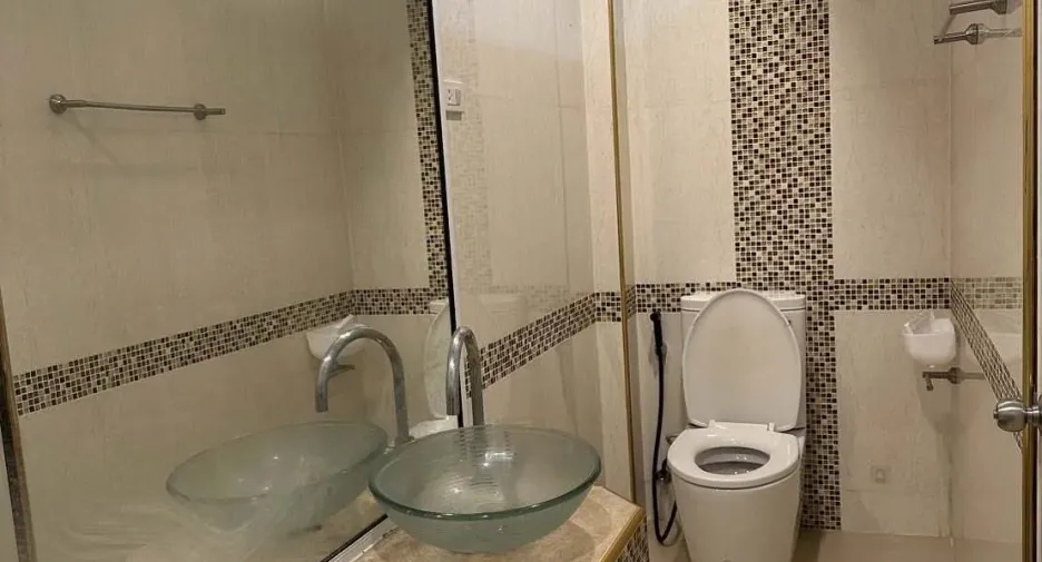For rent 4 bedrooms retail Space in Chatuchak, Bangkok