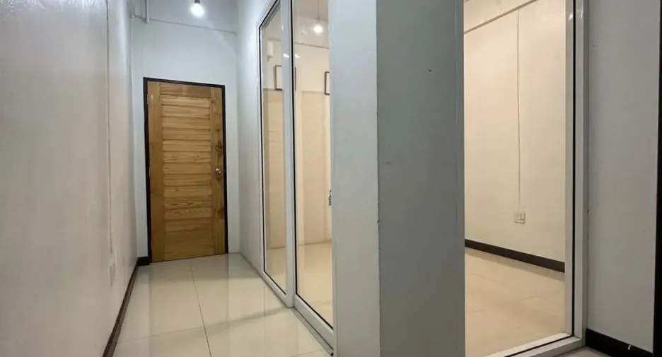 For rent 4 bedrooms retail Space in Chatuchak, Bangkok