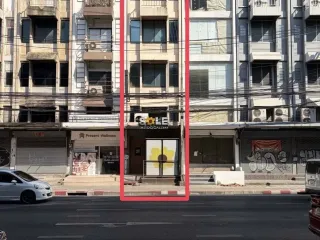 For rent 4 bedrooms retail Space in Chatuchak, Bangkok
