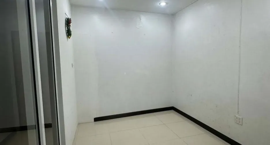 For rent 4 bedrooms retail Space in Chatuchak, Bangkok