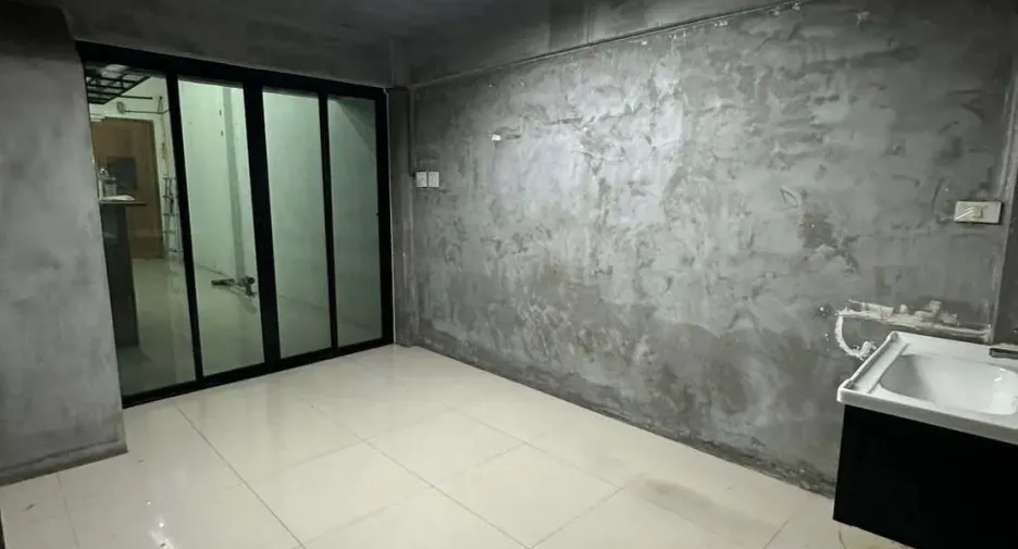 For rent 4 bedrooms retail Space in Chatuchak, Bangkok