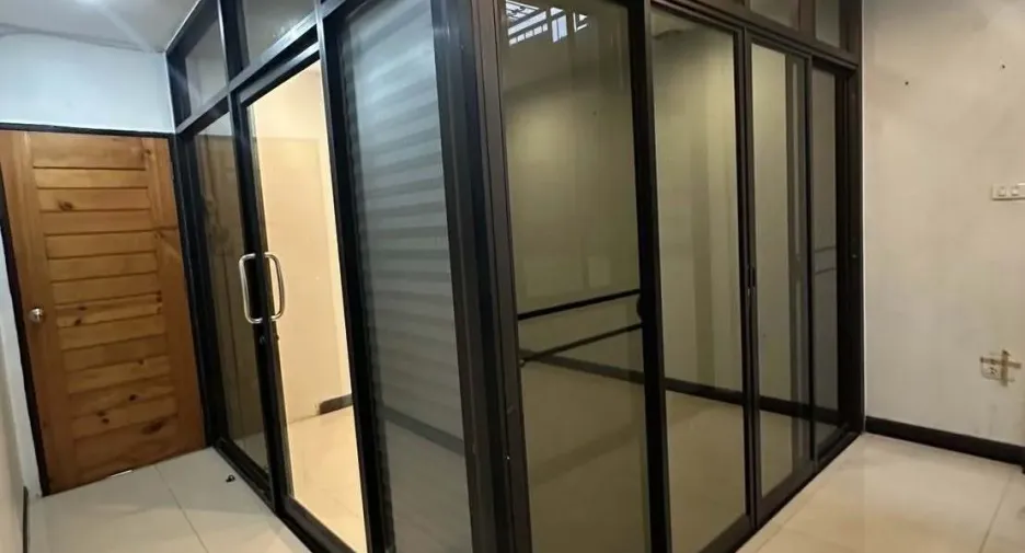 For rent 4 bedrooms retail Space in Chatuchak, Bangkok