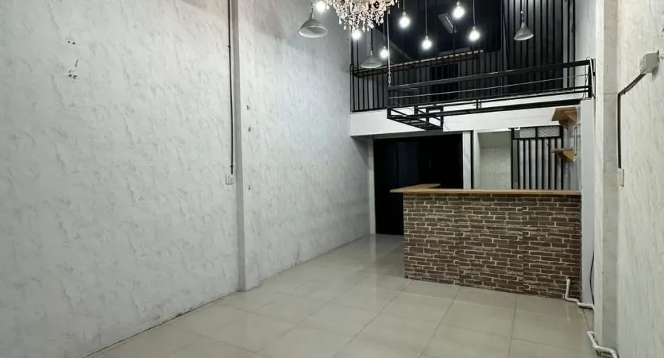 For rent 4 bedrooms retail Space in Chatuchak, Bangkok