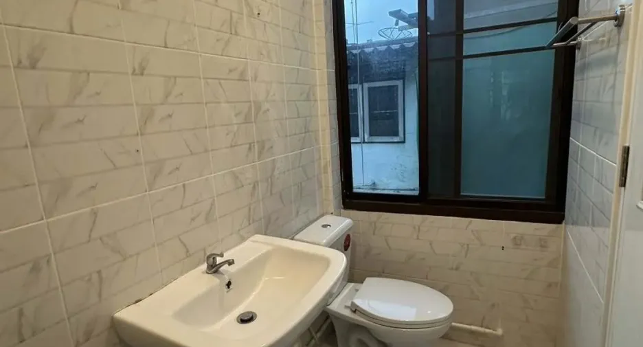 For rent 4 bedrooms retail Space in Chatuchak, Bangkok