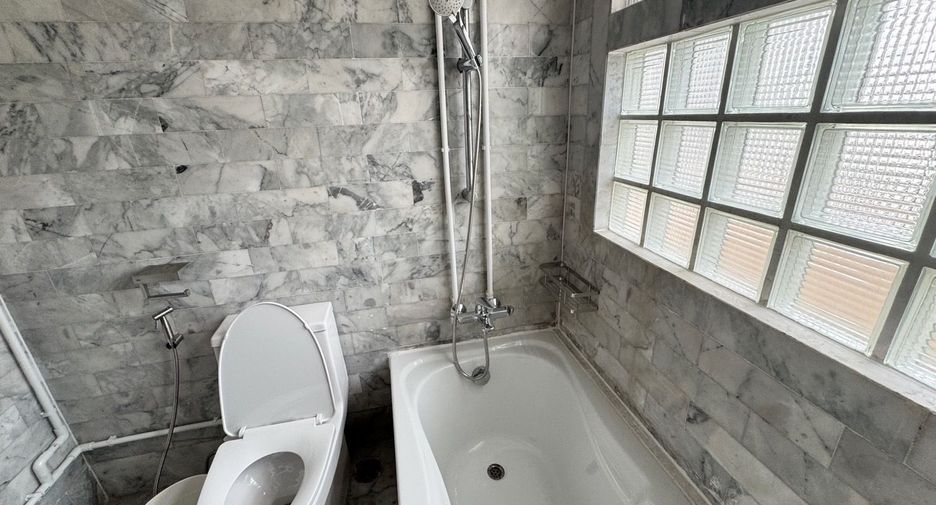 For rent 2 bedrooms condo in Sathon, Bangkok