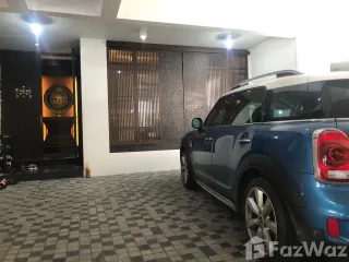 For rent 5 bedrooms townhouse in Yan Nawa, Bangkok