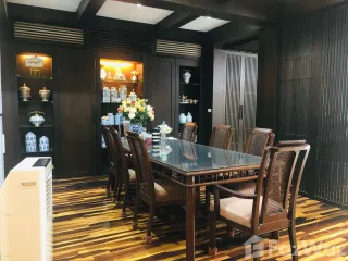 For rent 5 bedrooms townhouse in Yan Nawa, Bangkok