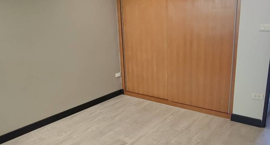 For rent 3 bedrooms townhouse in Watthana, Bangkok