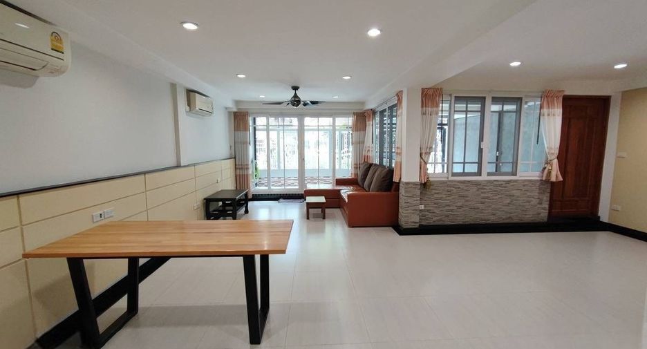 For rent 3 bedrooms townhouse in Watthana, Bangkok