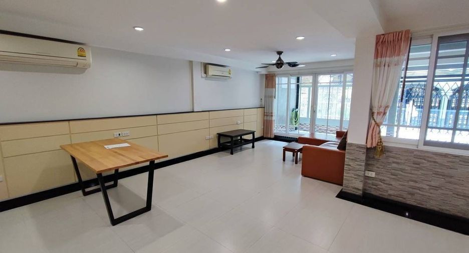 For rent 3 bedrooms townhouse in Watthana, Bangkok