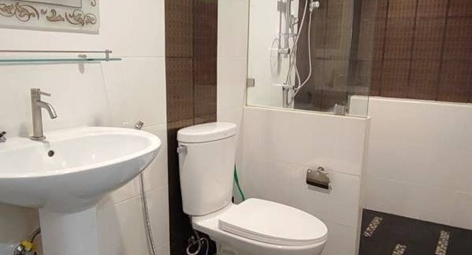 For rent 3 bedrooms townhouse in Watthana, Bangkok