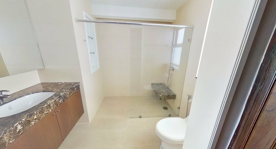 For rent 3 bedrooms condo in Khlong Toei, Bangkok
