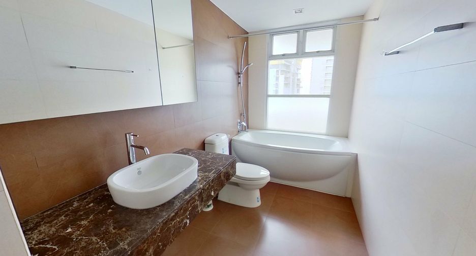 For rent 3 bedrooms condo in Khlong Toei, Bangkok