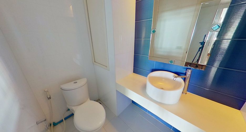 For rent 3 bedrooms condo in Khlong Toei, Bangkok