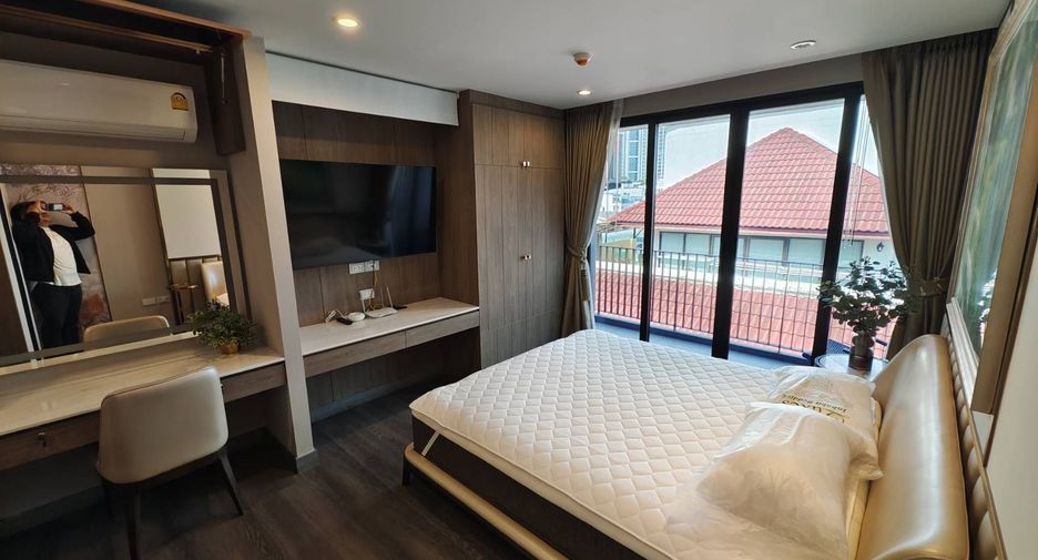 For rent 3 bedrooms condo in Pathum Wan, Bangkok