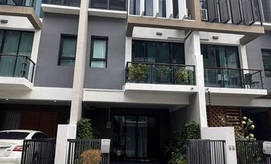 出租 3 卧室 联排别墅 在 Khlong Toei, 曼谷