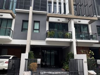 Reihenhaus zur Miete mit 3 Zimmer in Khlong Toei, Bangkok