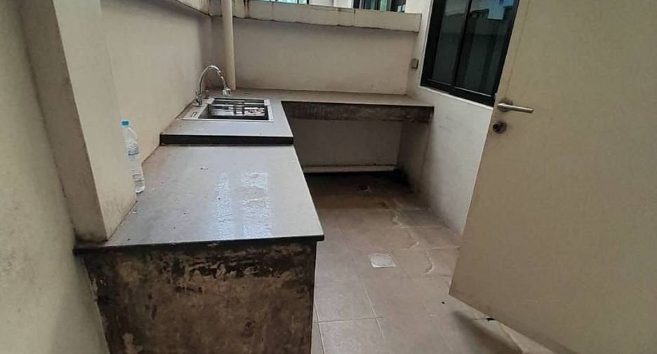 For rent 3 bedrooms townhouse in Khlong Toei, Bangkok