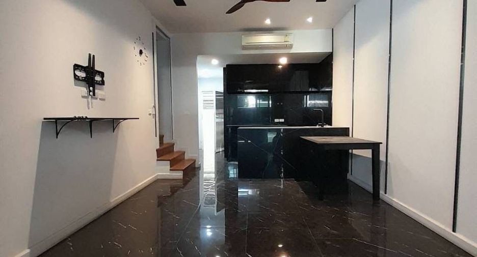 For rent 3 bedrooms townhouse in Khlong Toei, Bangkok