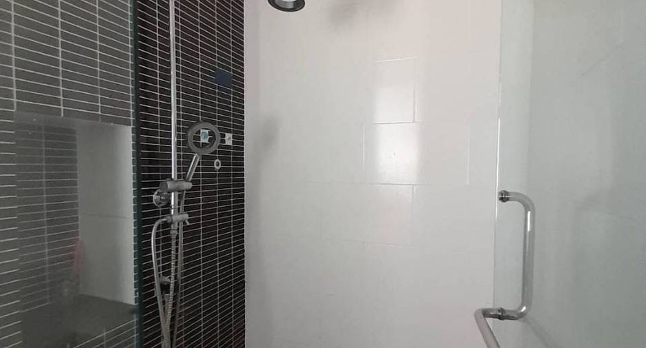 For rent 3 bedrooms townhouse in Khlong Toei, Bangkok
