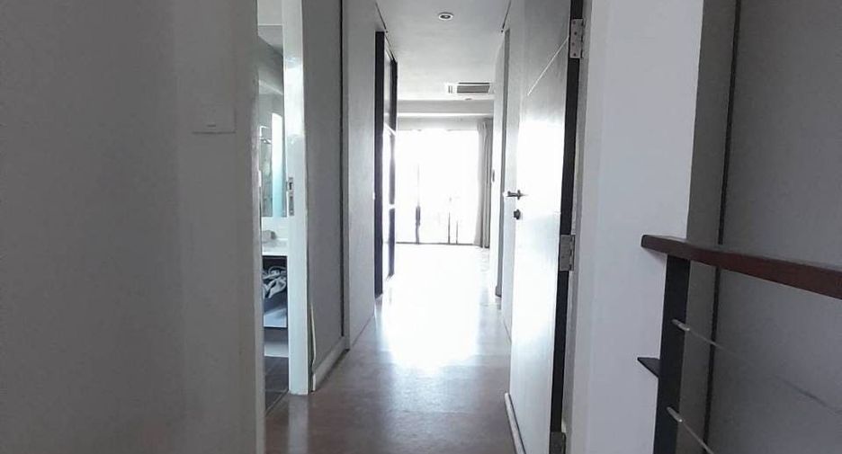 For rent 3 bedrooms townhouse in Khlong Toei, Bangkok