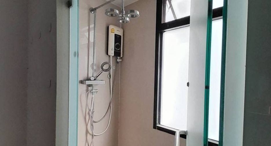 For rent 3 bedrooms townhouse in Khlong Toei, Bangkok