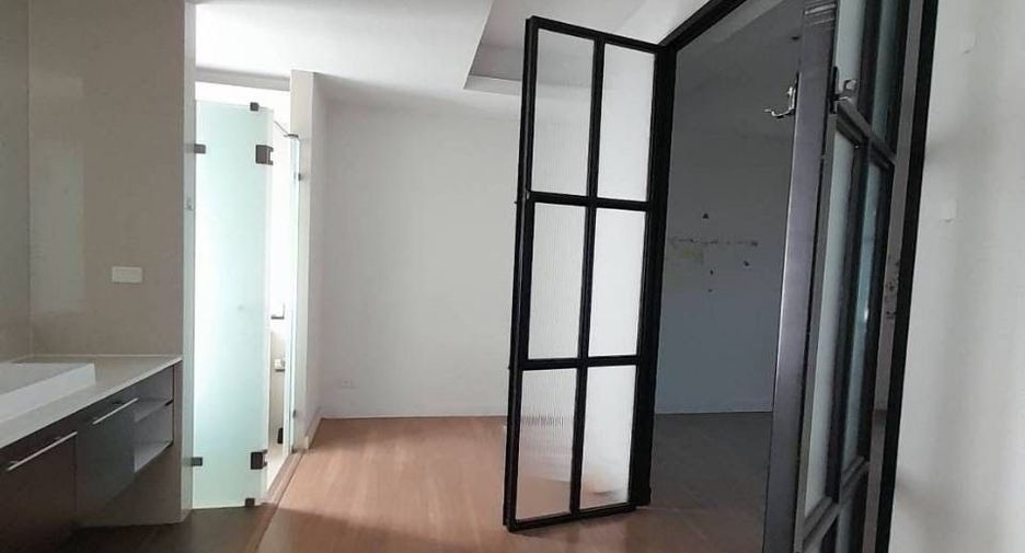 For rent 3 bedrooms townhouse in Khlong Toei, Bangkok