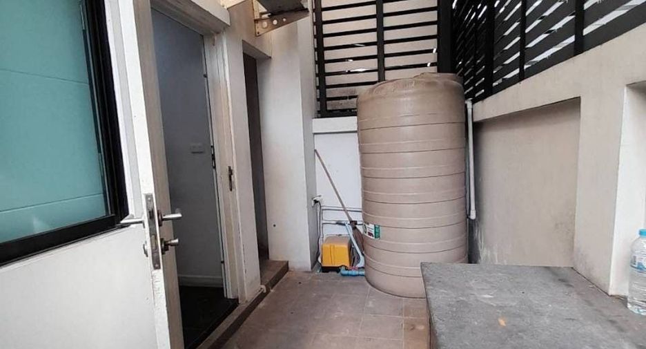 For rent 3 bedrooms townhouse in Khlong Toei, Bangkok