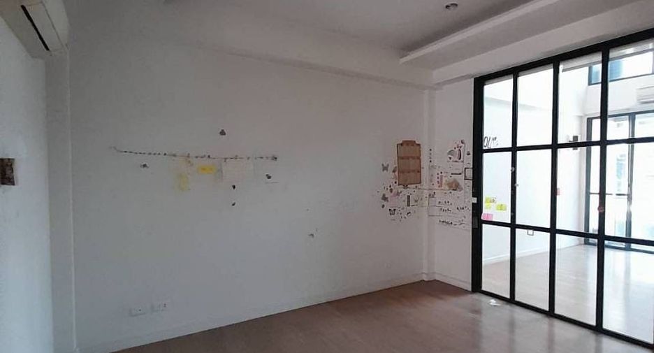 For rent 3 bedrooms townhouse in Khlong Toei, Bangkok