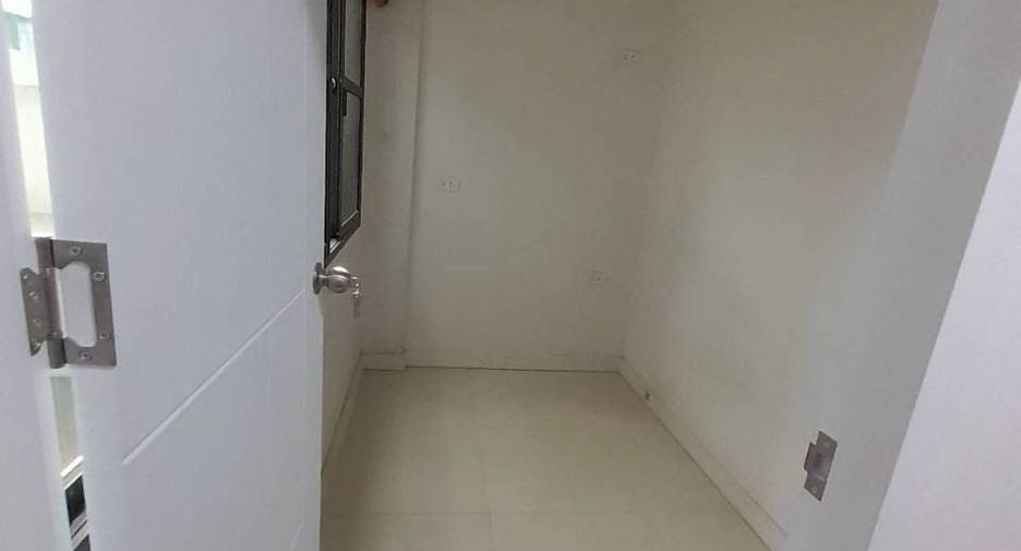 For rent 3 bedrooms townhouse in Khlong Toei, Bangkok