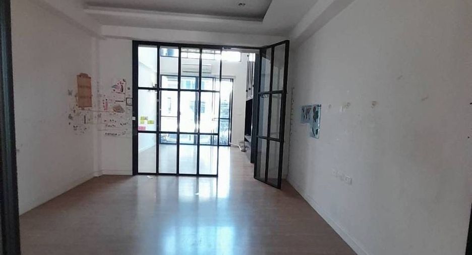 For rent 3 bedrooms townhouse in Khlong Toei, Bangkok