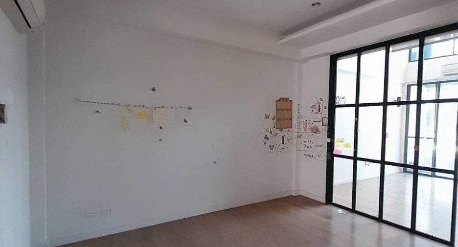 For rent 3 bedrooms townhouse in Khlong Toei, Bangkok